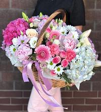Композиция солнечный день в Чухломе Цветочная композиция из Розы, Хризантемы, Пионы и Лизиантусы в корзине в Чухломе