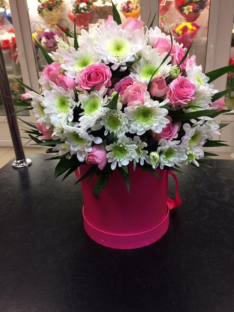 Цветочная композиция из Розы и Хризантемы в шляпной коробке в Чухломе