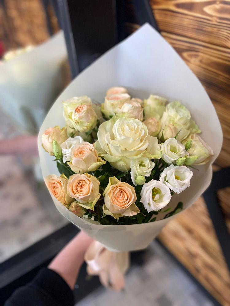 Букет цветов из: Розы и Лизиантусы в Чухломе